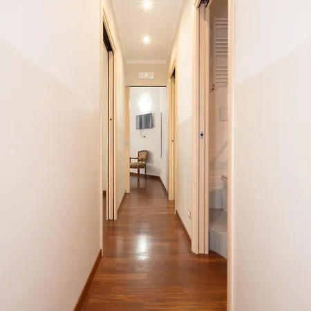 Trevi Fountain Big *